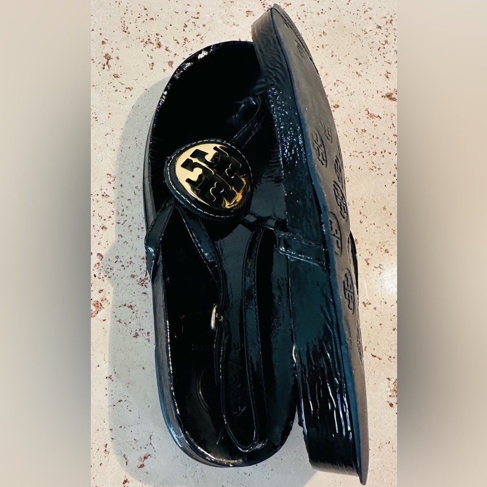 Tory Burch Dillan Sandal Black Patent Leather Gold
Logo Thong Sandals Sz 7-7.5 - Picture 11 of 11